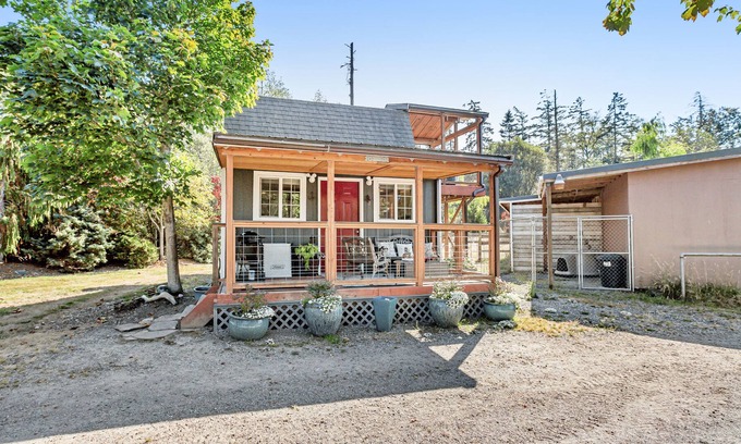 Oak Harbor House | Mountain-view cottage near beaches with fairytale-like ambience - dog-friendly