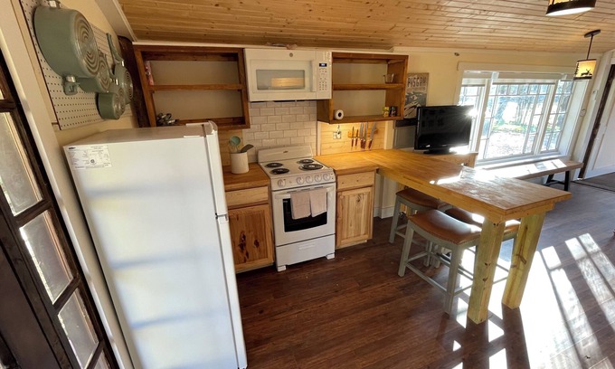 Clyde House | Mountain View Creekside Haven - pet friendly