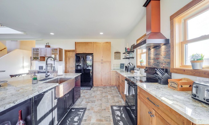 Fleetwood Cottage | Mountain-view Deck: Group Getaway in Fleetwood