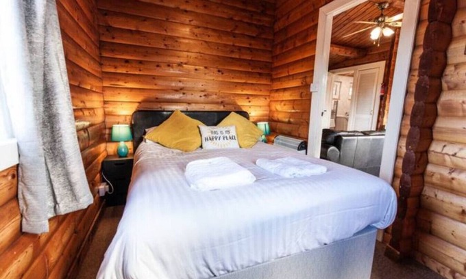Bronaber Cabin | Mountain View 3 Bed Log Cabin