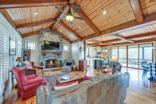 Dillard House | Mountain-View Georgia Cabin with 2 Decks