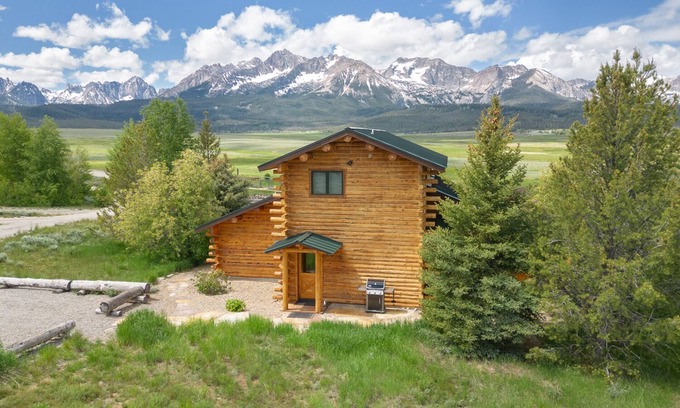 Stanley Cabin | Mountain View Home - Spectacular Sawtooth Mountain Views
