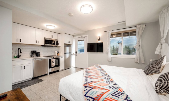 Harvie Heights Apartment | Mountain View King nStudio at Banff National Park Gate