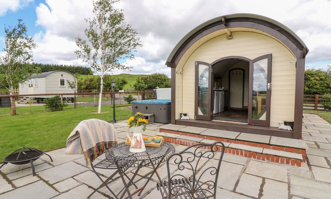 Rhayader Cottage | MOUNTAIN VIEW, pet friendly, country holiday cottage in Rhayader