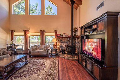Oakhurst House | Mountain View Playhouse Near Yosemite & Bass Lake