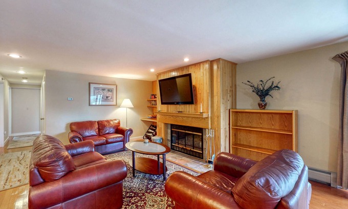 Lincoln Condo | Mountain-view resort condo with access to pools, hot tubs, tennis, & game room