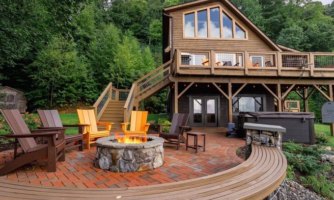 Weaverville House | Mountain View Sanctuary | Pet-Friendly Log Cabin with Long Range Views in Weaverville