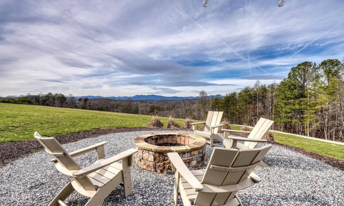 Dahlonega Cabin | Mountain View Sip & Stay - near wineries, hikes, and towns!