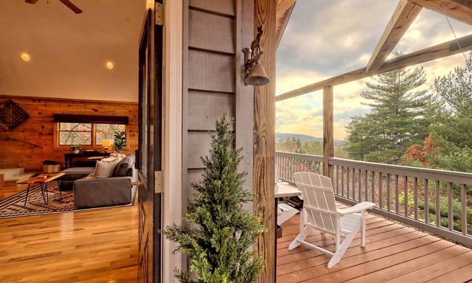 Tiger Cabin | Mountain View ~ Sunsets on the Porch ~ Near Lake Burton!