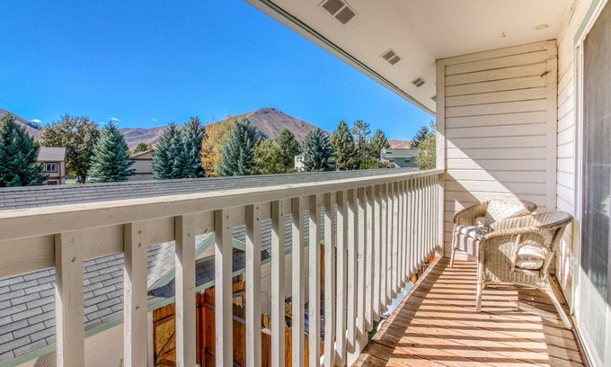 Hailey Condo | Mountain view townhome w/ patio, kitchen - 2 miles from Hailey