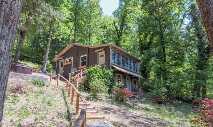 Chimney Rock Cottage | Mountain View w. Hot Tub, Gas Fireplace, Wi-Fi, Dogs Allowed, Close to Town