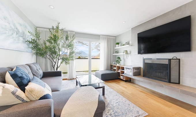 Hastings House | Mountain Views, 6 Bedroom, Patio, BBQ, Centrally located and Near Downtown