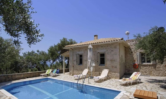 Riglia Villa | Mountain views, short drive to beach/harbour