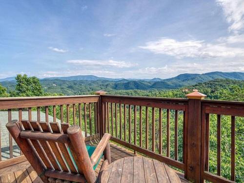 Gatlinburg - Pigeon Forge House | Mountain Views-Hottub-Parking-WiFi-Parking-BBQ
