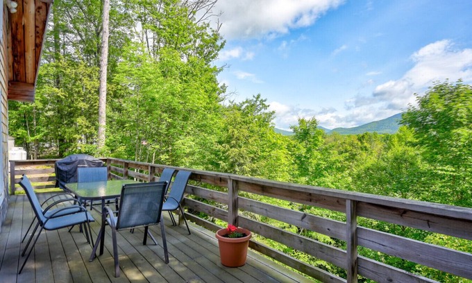 North Conway Cabin | Mountain Views Moon Cottage