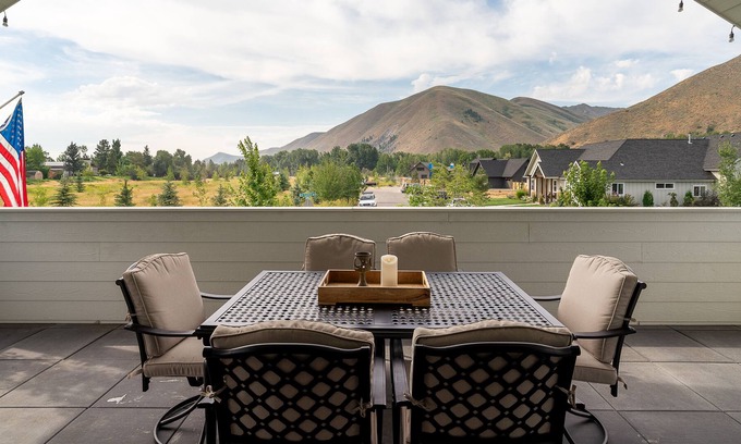 Hailey House | Mountain Views w/Sauna & Fire Pit: Red Feather Comfort