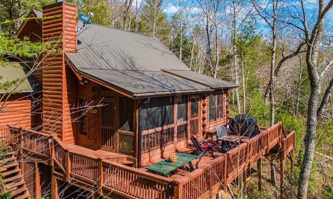 Hidden Lake Cabin | Mountain Vista is pet friendly with a Mountain view, hot tub and fire-pit and a screened porch. WiFi
