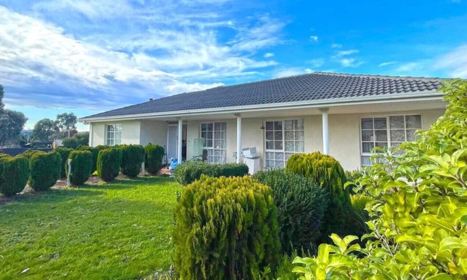 Doncaster East House | Mountain Vistas Retreat 4BRM WiFi Netflix Billiard