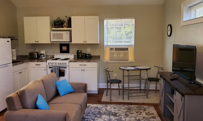 Young Harris Apartment | Mountain Walk $65 Weekday Rates 11/28-12/18