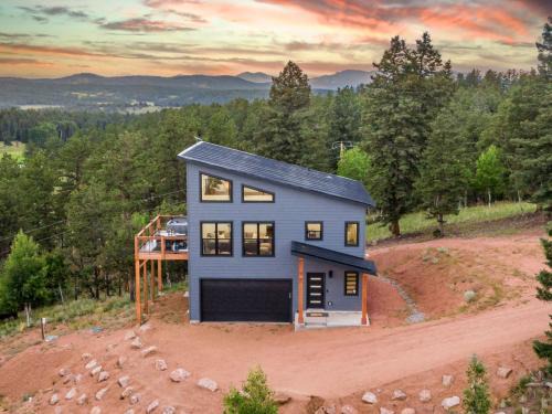 Florissant Ski Chalet | Mountain & Water View, Hot Tub, Loft+3BR, Dog OK, New