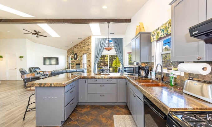 Mountainaire House | Mountainaire Meadows Retreat with AC bordering forest!