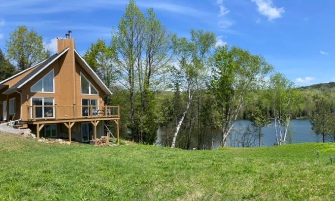 Mulgrave-et-Derry Cottage | Mountainside Lakefront Cottage/Home