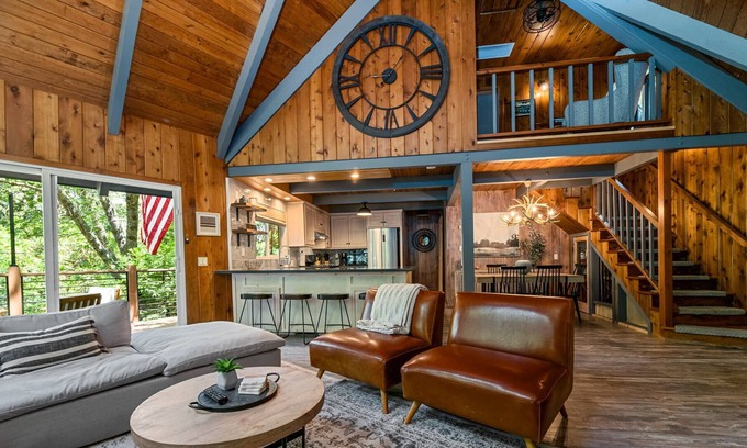 Blue Jay House | Mountainside Cabin w/ Deck | Walk to Lake