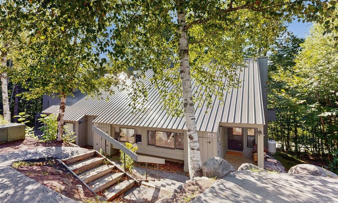 Lincoln Condo | Mountainside condo w/view, pool & rec room access, near skiing, town & hiking