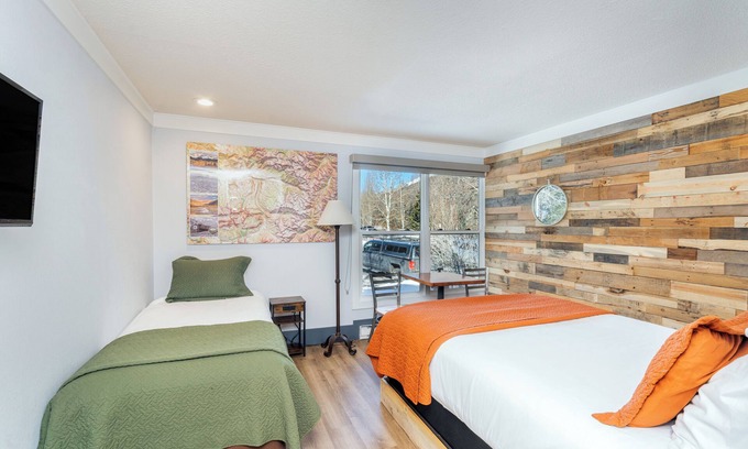 Telluride Hotel | Mountainside Inn Hotel Room With Kitchenette