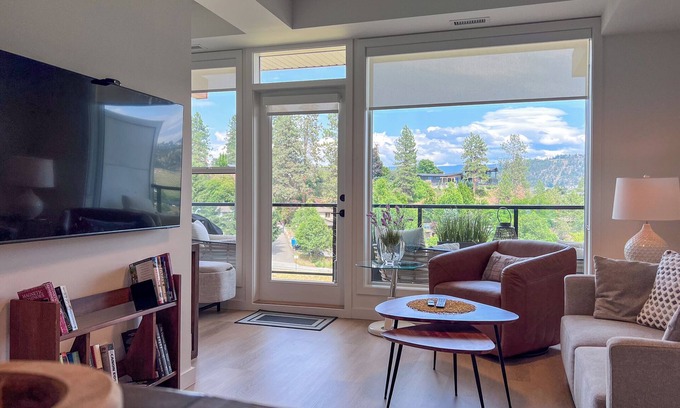 Central Okanagan Condo | Mountainside retreat - gorgeous 1 bedroom apartment 15 min walk downtown Kelowna