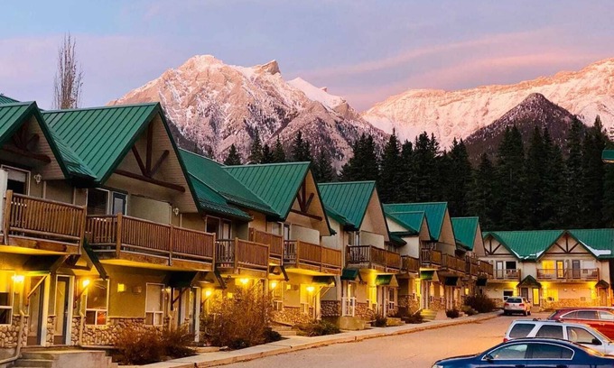 Harvie Heights Ski Chalet | MountainView/Private Chalet/Sleep 7/5 min from Canmore/2min to Banff gate