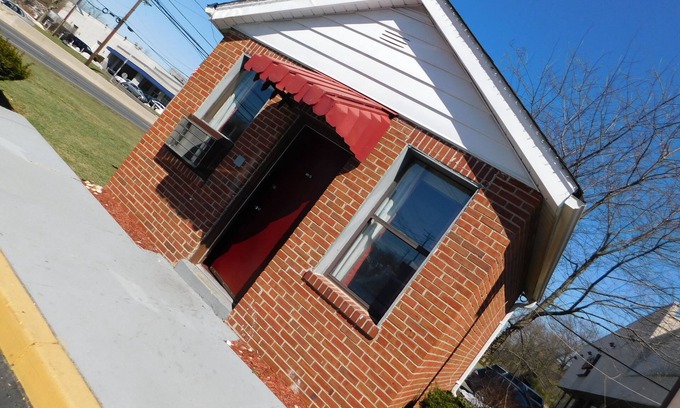 Lawrenceville Hotel | Mounts Motel