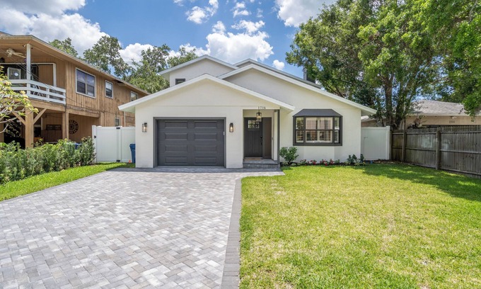 Vamo House | Mova Manor- 4/3 balcony overlooks private backyard