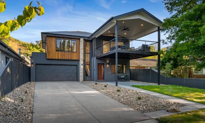 Bright House | Mr Smith