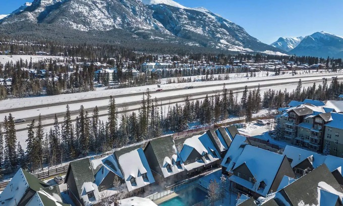 Cougar Creek Ski Chalet | MS135- Sleep 8, 2BD, 2BT, Pool, Hot Tub, Coin Laundry, Parking Canmore Townhome