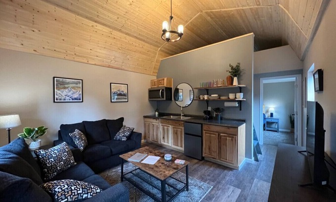 Bear Creek Cabin | Mt. Marathon Cozy cabin 3 of 3 brand new build