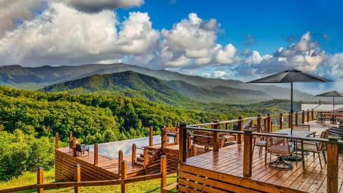 Cosby House | Mt Sunshine - Infinity Pool Sleeps 22 12 Beds