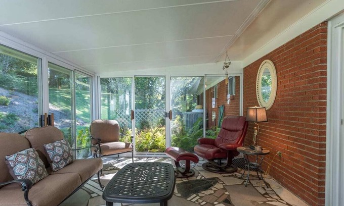 Burnsville House | Mtn Retreat~Mins to Downtown Burnsville, WiFi+Grill, EV Level 2 Charger, Private