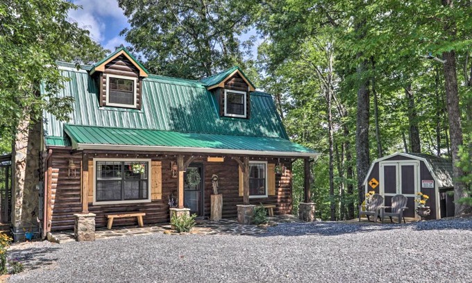 Gatlinburg - Pigeon Forge House | Mtn-View Cabin with Hot Tub in Sevierville!