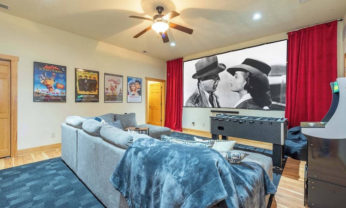 Wolf Laurel House | Mtn View I Hot Tub I Fire Pit I 5 Min to Hatley Pt