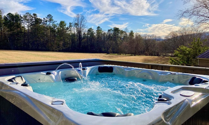 Skyland House | MTN Views/Hot Tub/Firepit/Near AVL, Hiking, Biltmore, French Broad River let in.