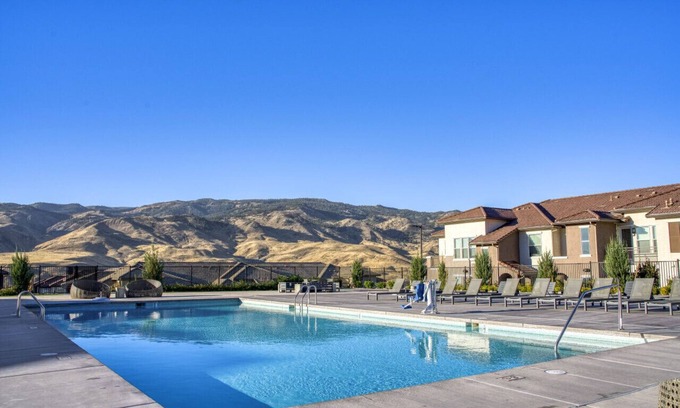 Northwest Reno Apartment | Mtn. Views, Pool, & HotTub | Luxury Northwest