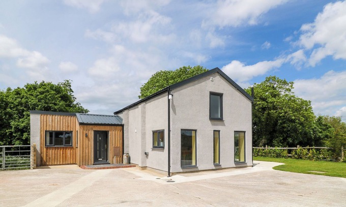Black Torrington Cottage | MUDDY UDDERS DAIRY, pet friendly, with a garden in Halwill Junction