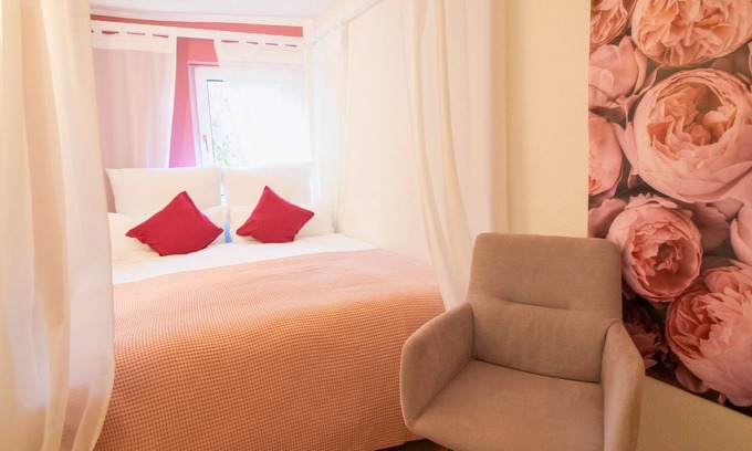 Lennestadt Apartment | Muehls-Sauerland near Elspe-Festival with garden, family & dog friendly