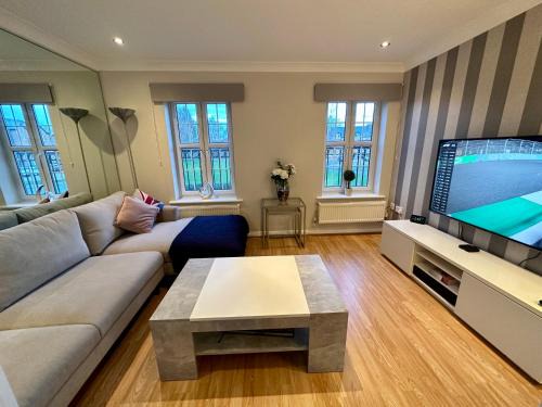 Trafford Villa | MUFC & Trafford Centre Townhouse 4 BR FREE Parking