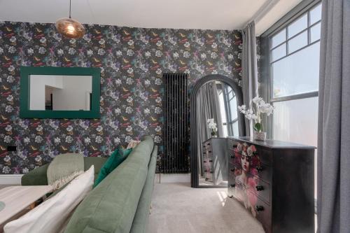 Todmorden Apartment | Mulberry Boutique Stay Ground Floor Canal Side