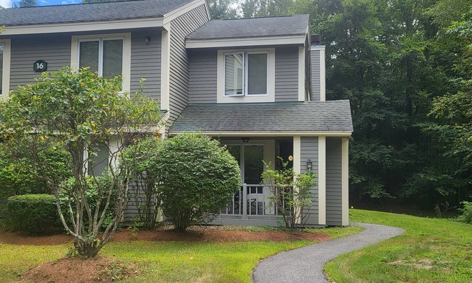 Lincoln House | Multi-level, open concept, AC, wooded view, deck, swim club. F1602 by LRS