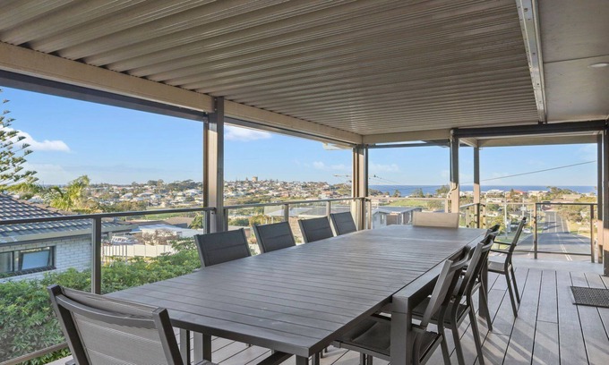 Bermagui House | Mumbulla House 22A Mumbulla Street- Large home with linen