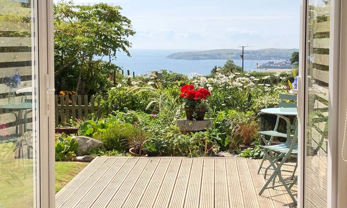 Mynytho House | Mur Cwymp - Holiday Apartment - Stunning Location