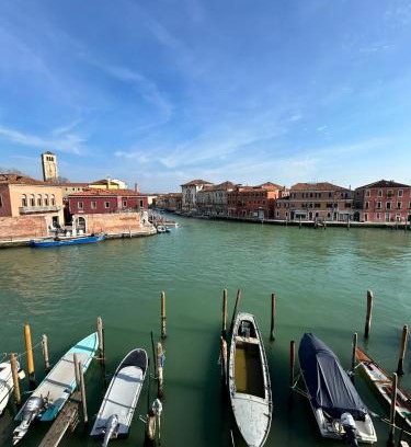 Longa Apartment | Murano Canal View